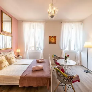 Old Romantic 3 Apartment