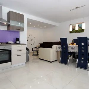 Alet Apartment